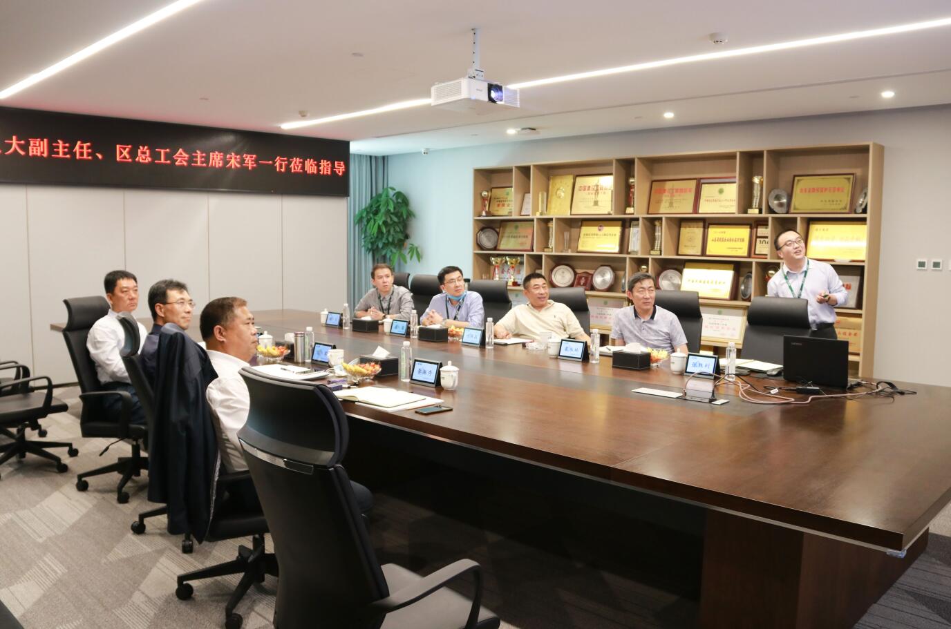 中建聯(lián)合|嶗山區(qū)人大副主任、區(qū)總工會(huì)主席宋軍一行蒞臨中建聯(lián)合調(diào)研考察(圖3)