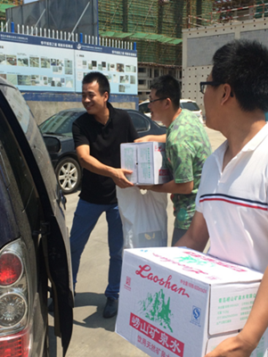 炎炎夏日送清涼，慰問一線勞動(dòng)者(圖4)