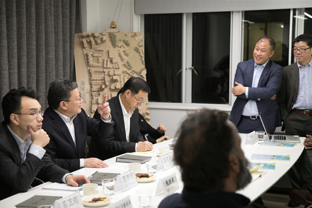 青島市長孟凡利對德才集團英國DC-HD設(shè)計院走訪調(diào)研(圖2) 青島市長孟凡利對德才集團英國DC-HD設(shè)計院走訪調(diào)研(圖2)