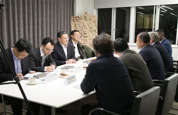 青島市長孟凡利對德才集團英國DC-HD設(shè)計院走訪調(diào)研(圖3) 青島市長孟凡利對德才集團英國DC-HD設(shè)計院走訪調(diào)研(圖3)