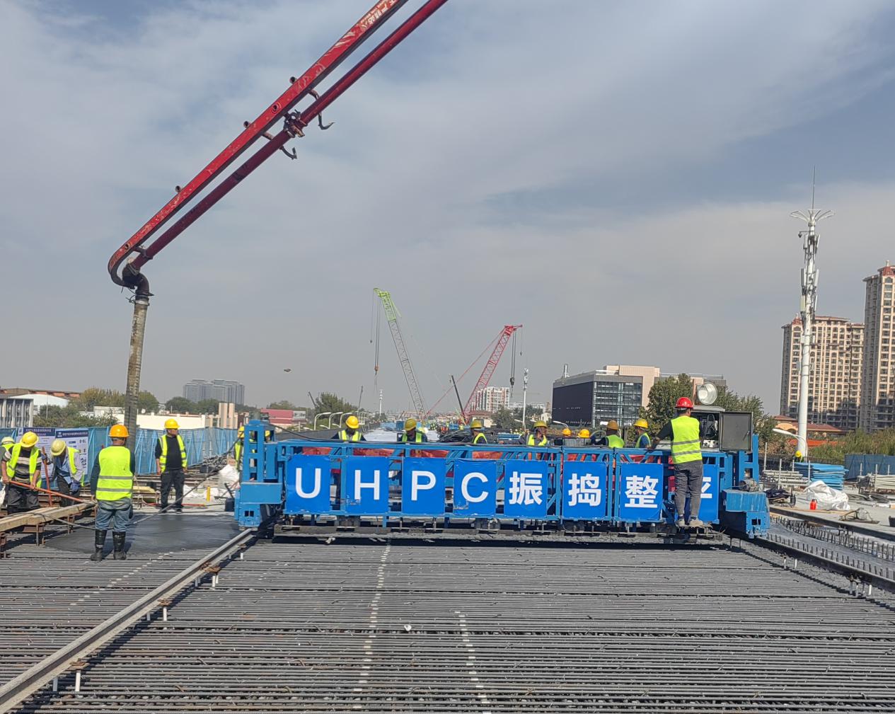 科技賦能 | 中建聯(lián)合實現(xiàn)UHPC新型科技材料在重慶路快速路工程成功應用(圖1)